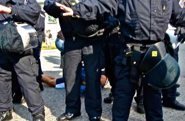 Bei der Demonstration am 3.8.13 in Berlin wurde ein Polizeibeamter in Zivil von Gegendemonstranten angegriffen und verletzt.